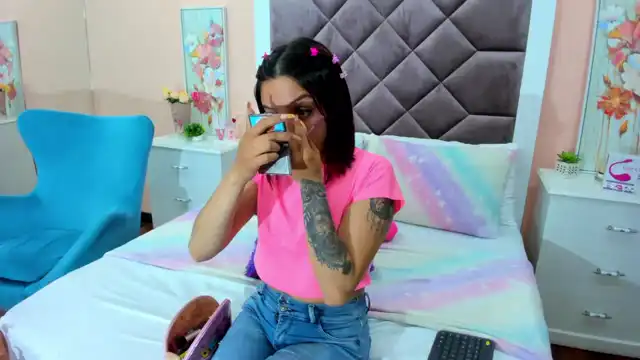 Saarahjones – [Xlovecam] Sexy Girl Twerking Playful – 2025-12-20 15:25:46