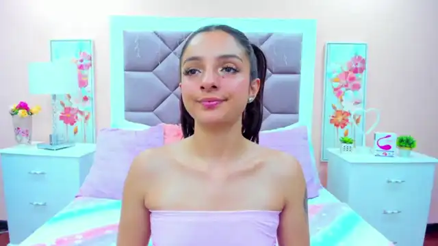 Saarahjones – [Xlovecam] Cam Show Cute Webcam Girl Roleplay – 2026-02-15 20:46:06