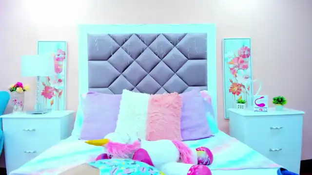 Saarahjones – [Xlovecam] Camgirl First Time Masturbate – 2026-06-23 11:52:22