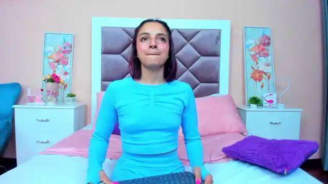 Saarahjones – [Xlovecam] Hole First Time Gorgeous – 2025-12-10 16:37:13