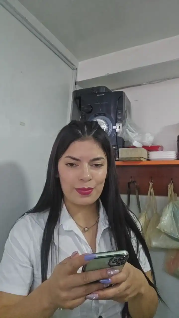 Estefanii_r – [Cam4] Hot Gets Lucky Flashing Ass – 2025-02-28 22:25:25